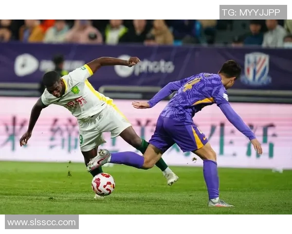 10月31日天津泰达迎战大连人争夺中超联赛关键三分的精彩对决